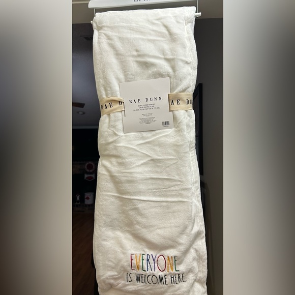 NWT RAE DUNN EVERYONE IS WELCOME HERE RAINBOW 🌈 EMBROIDERED PLUSH THROW - Picture 11 of 13